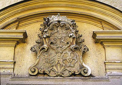 Omlenička, Barockkirche aus dem Jahre 1732, Tympanon des Eintrittsportals mit dem Wappen der Grafen von Nütz und Thürheim aus der 1. Hälfte des 18. Jahrhunderts, foto: Lubor Mrázek Omlenička, Barockkirche aus dem Jahre 1732, Tympanon des Eintrittsportals mit dem Wappen der Grafen von Nütz und Thürheim aus der 1. Hälfte des 18. Jahrhunderts, foto: Lubor Mrázek