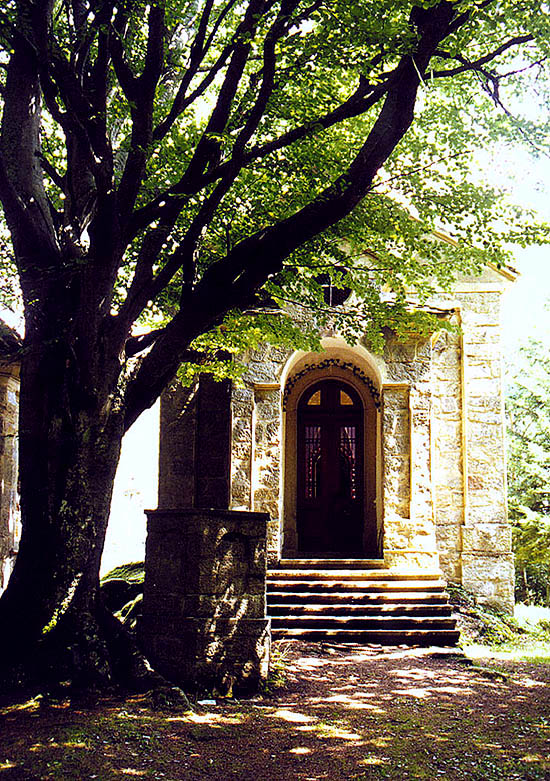 Poutní místo Maria Rast u Vyššího Brodu, novorománská kaple Panny Marie z 19. století, vstupní portál, v popředí kamenná kazatelna, foto: Lubor Mrázek