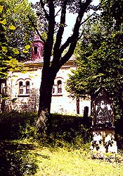 Poutní místo Maria Rast u Vyššího Brodu, novorománská kaple Panny Marie z 19. století, vstupní portál, v popředí jedno ze zastavení křížové cesty, foto: Lubor Mrázek 