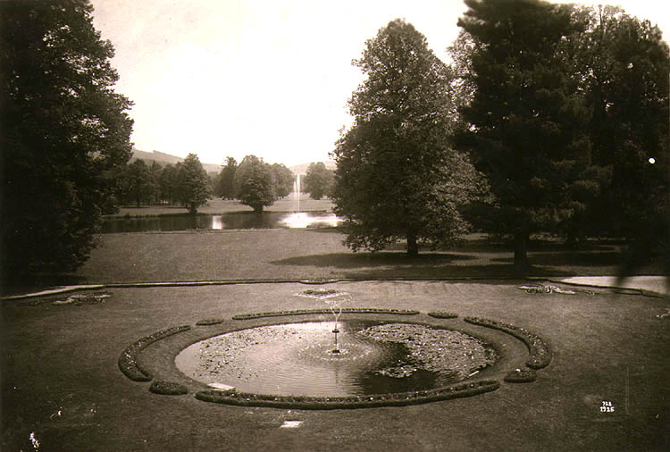 Fontäne im Park des Schlosses Červený Dvůr, ein historisches Foto