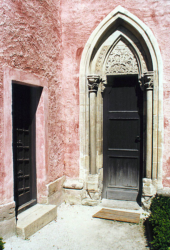 Klášter Zlatá Koruna, kaple Andělů strážných, gotický portál