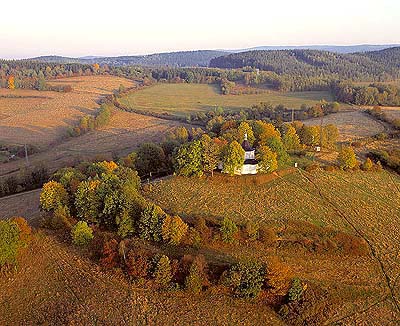 Kaple na Křížové hoře v Českém Krumlově, letecký pohled, podzimní nálada, foto: Libor Sváček 