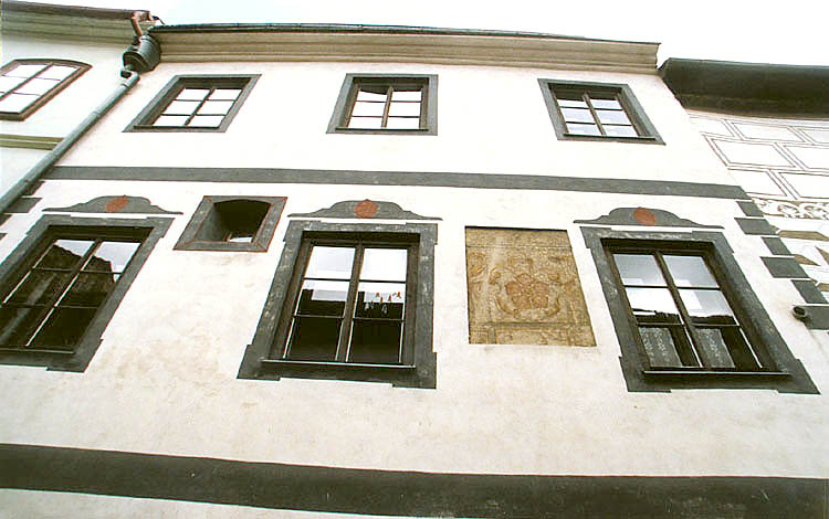 Dlouhá Nr. 99, Hauptstirnseite, fünfblättrige Rosenberger Renaissancerose an der Fassade