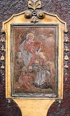 Soukenická Nr. 40, Hauptstirnseite, Madonna mit dem hl. Johann von Nepomuk  
