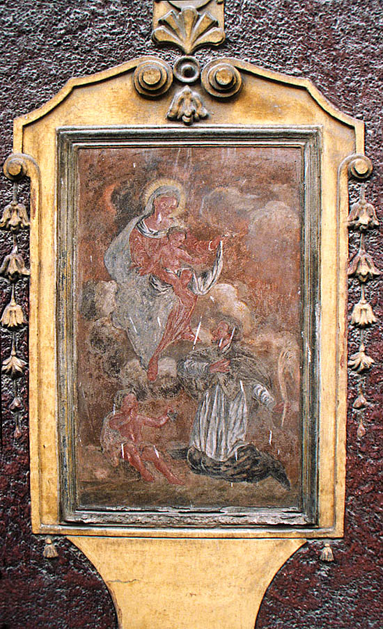 Soukenická Nr. 40, Hauptstirnseite, Madonna mit dem hl. Johann von Nepomuk 