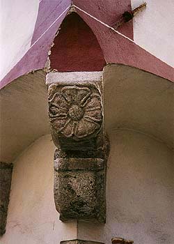 Latrán no.  37, detail of stone rose, foto: Ladislav Pouzar 