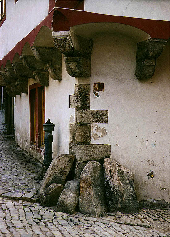 Latrán č. p. 37, kameny na rohu domu, foto: Ladislav Pouzar