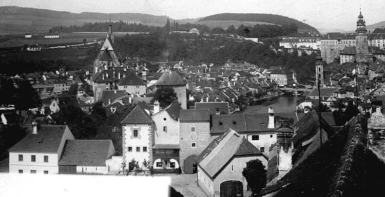 Gesamtansicht des ehemaligen Fričko-Hofes vom Osten aus, um 1900, Staatliches Bezirksarchiv, Foto: J.Seidel