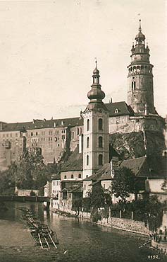 Kirche St. Jobst in Český Krumlov, im Hintergrund das Schloss, im Vordergrund Flöße auf dem Fluss Vltava (Moldau), ein historisches Foto, foto:  Wolf 