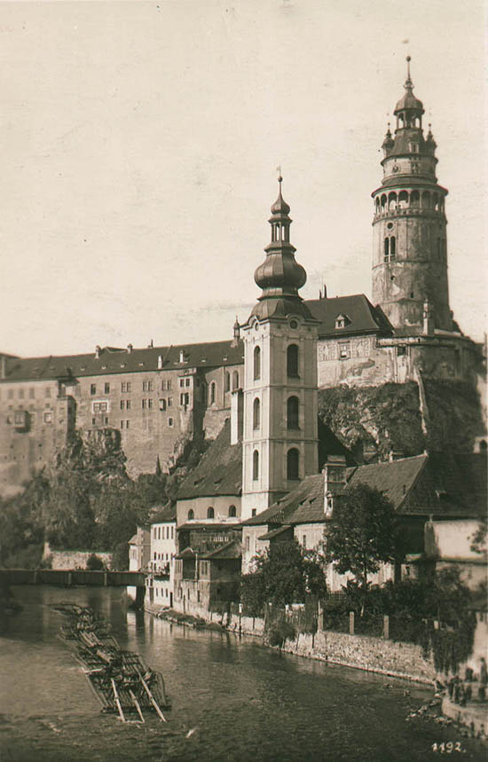Kirche St. Jobst in Český Krumlov, im Hintergrund das Schloss, im Vordergrund Flöße auf dem Fluss Vltava (Moldau), ein historisches Foto, foto:  Wolf
