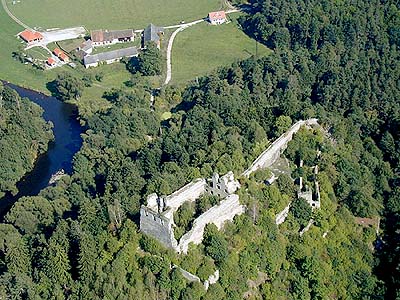 Ruine der Burg Dívčí kámen, Luftaufnahme, Foto: Lubor Mrázek 