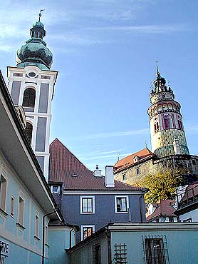 Město Český Krumlov, zámecká vež a věž bývalého kostela sv. Jošta, foto: Lubor Mrázek 