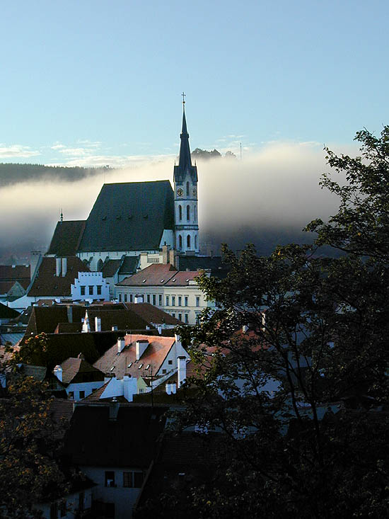 Stadt Český Krumlov, Kirche St. Veit im Morgennebel