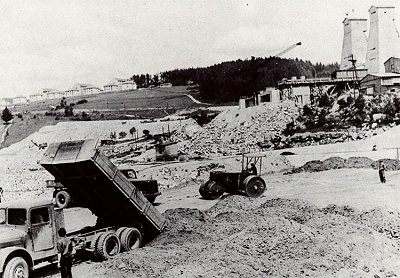 Vodní elektrárna Lipno, největší stavba první a druhé pětiletky v Jihočeském kraji. Celkový pohled na stavbu přehrady. Výlom prostoru podzemní hydrocentrály. Lipno 1955 - 1956, historické foto 
