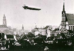 Luftschiff Zeppelin fliegt über Český Krumlov, ein historisches Foto 