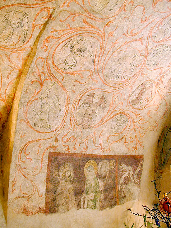 Latrán Nr. 15, Erdgeschoss, gotische Malereien mit den Gestalten der Heiligen, Meister des Altars in Zátoň, 1. Hälfte des 15. Jahrhunderts, Foto: Lubor Mrázek