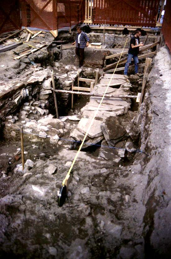 Dokumentation der Überreste des Stadttors an der Lazebnický-Brücke in der Radniční-Gasse, Foto: Michal Ernée, 1997