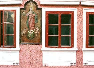 Kájovská no.  64, medaillon on the facade 