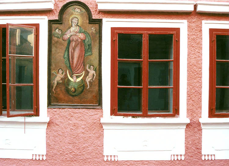 Kájovská Nr.  64, Medaillon an der Fassade