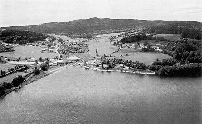 Přední Výtoň, letecký pohled, 1993, zdroj: Heurafl im Böhmerwald, Oswald Sonnberger, Edwin Miesbauer, 1996 Přední Výtoň, letecký pohled, 1993, zdroj: Heurafl im Böhmerwald, Oswald Sonnberger, Edwin Miesbauer, 1996