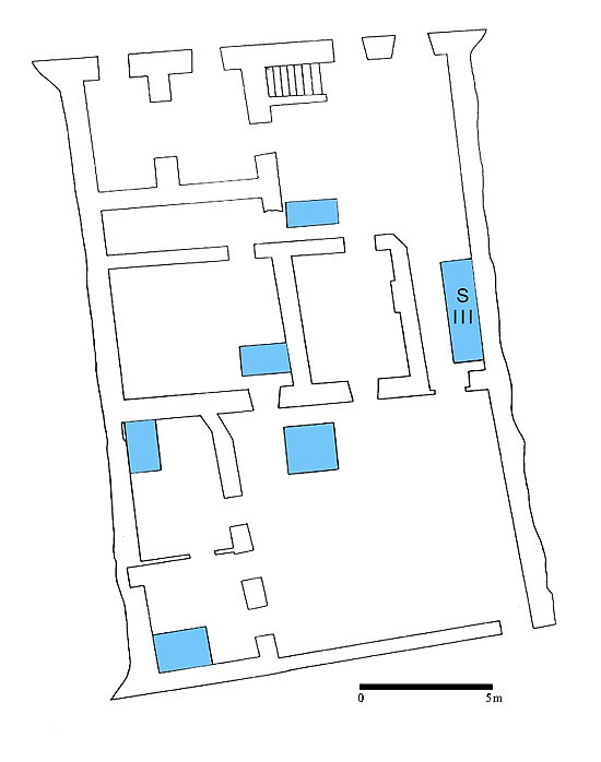 Grundriss des Hauses Nr. 23 in der Pivovarská-Gasse mit Markierung archeologischer Sonden. Zeichnung: Michal Ernée.
