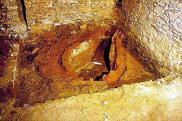 Pozůstatky pekařské pece odkryté ve sklepení domu čp. 15 na náměstí Svornosti (16. století). Foto Michal Ernée. 