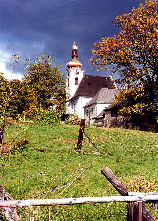 Kirche in Dolní Dvořiště, Herbststimmung