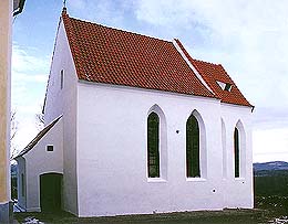 Svéráz kostel s gotickou kaplí 