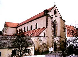 Kloster Zlatá Koruna, Stirnseite der Klosterkirche, Außenansicht Kloster Zlatá Koruna, Stirnseite der Klosterkirche, Außenansicht