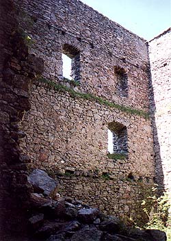 Vítkův Hrádek, wall of inhabitable palace 