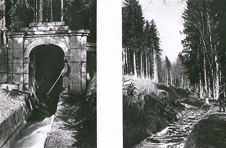 Schwarzenberský plavební kanál, ústí tunelu pod Jeleními vrchy, koryto kanálu při plavení dřeva, historické foto