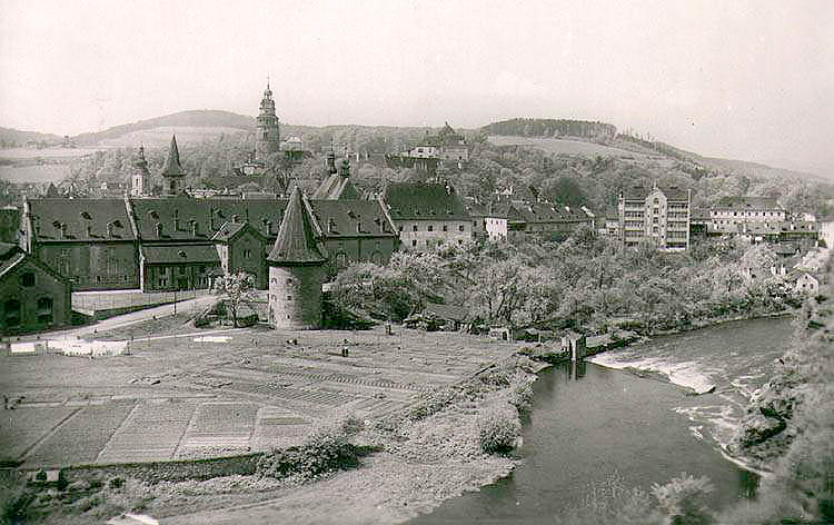 Ansicht der Brauerei und des Brauereigartens in Český Krumlov vom Rabenfelsen, ein historisches Foto